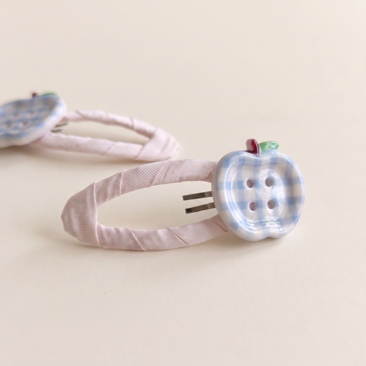 two bobby Gingham Apple Snap Clips – Pink, apple close-up