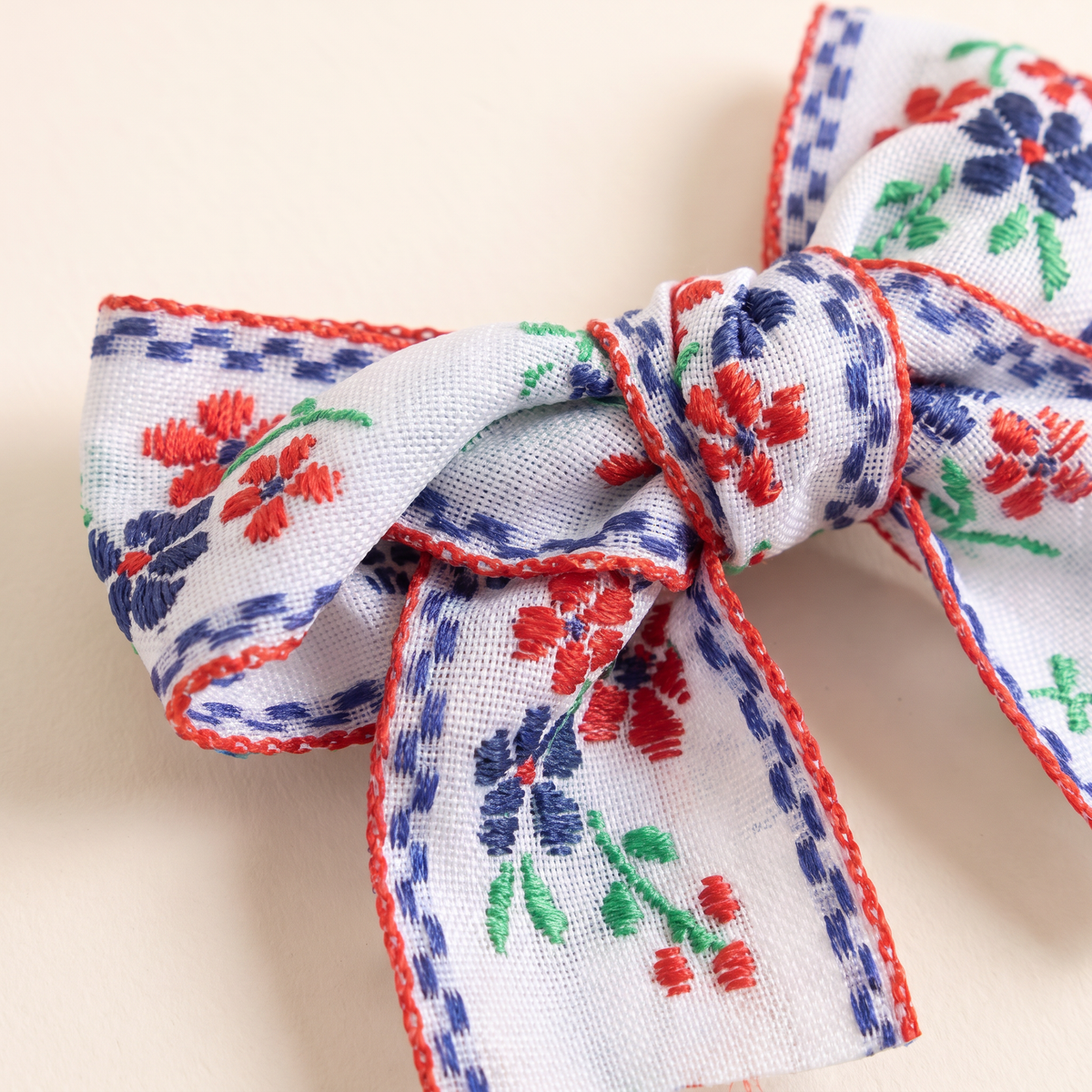 two bobby Embroidered Floral Bow – White, embroidery close-up
