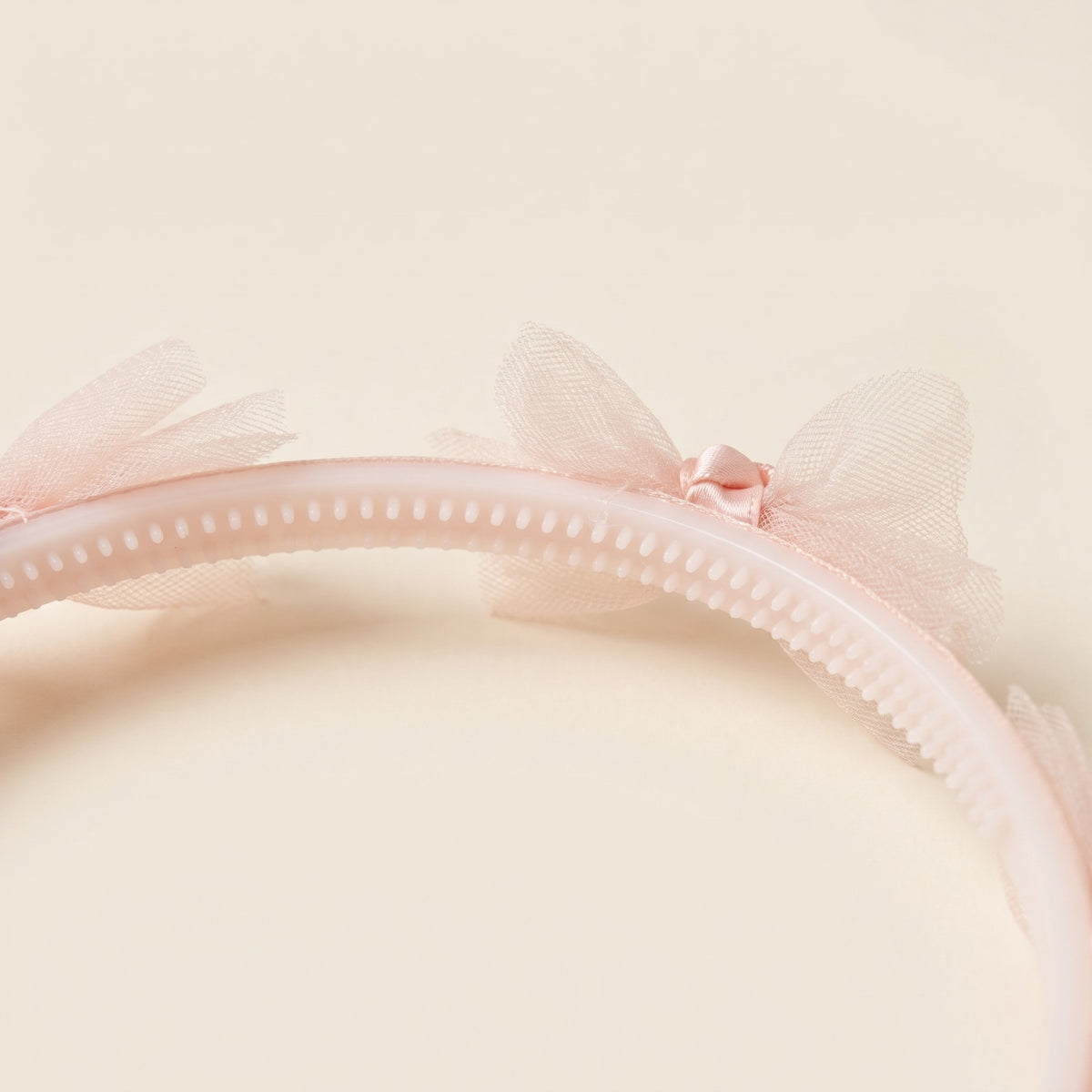 two bobby Tulle Bow Grip Headband – Pink – toothed grip close-up