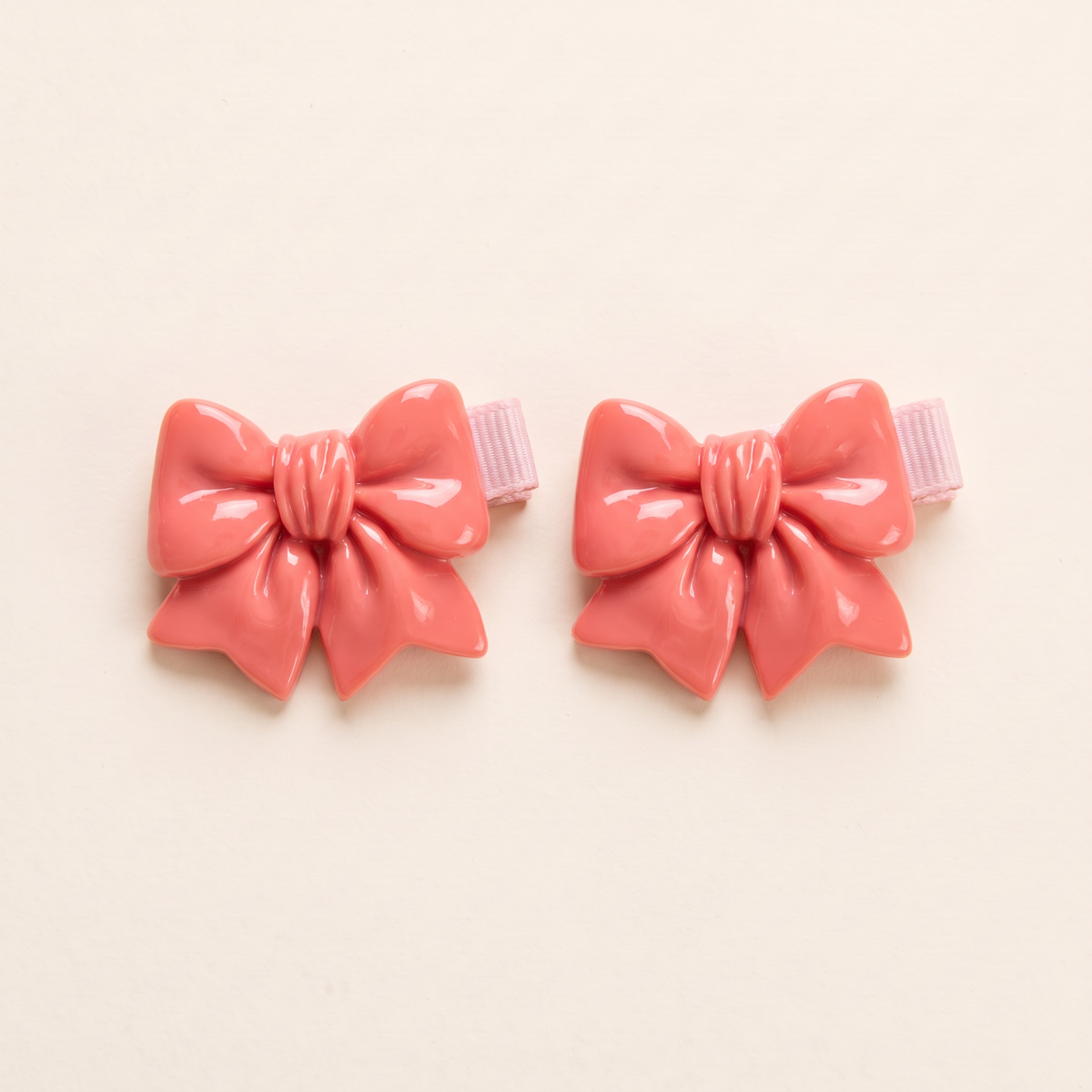 two bobby Glossy Bow Clips – Close-up of one pair